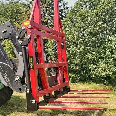 Rote Ballengabel mit Zinken am Frontlader